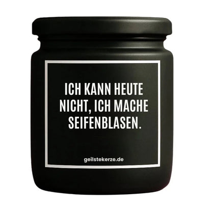 Duftkerze mit Spruch von geilstekerze ist der neue Geschenketrend. Diese witzige Kerze Vegane Bio-Kerze mit Spruch – ICH KANN HEUTE NICHT, ICH MACHE SEIFENBLASEN. brennt mega lange sagenhafte 80 Stunde, hochwertige ätherische Öle schaffen beste Duftverteilung. Mit 1400 lustigen Sprüchen perfekt zum Verschenken. Handgemacht in Deutschland von geilstekerze.shop -Die beste Duftkerze die du kaufen kannst.