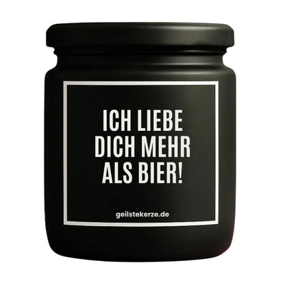 Duftkerze mit Spruch von geilstekerze ist der neue Geschenketrend. Diese witzige Kerze Vegane Bio-Kerze mit Spruch – ICH LIEBE DICH MEHR ALS BIER brennt mega lange sagenhafte 80 Stunde, hochwertige ätherische Öle schaffen beste Duftverteilung. Mit 1400 lustigen Sprüchen perfekt zum Verschenken. Handgemacht in Deutschland von geilstekerze.shop -Die beste Duftkerze die du kaufen kannst.
