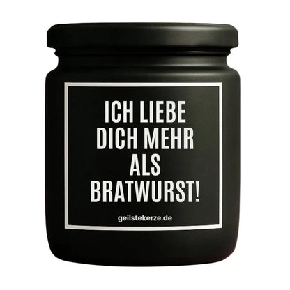 Duftkerze mit Spruch von geilstekerze ist der neue Geschenketrend. Diese witzige Kerze Vegane Bio-Kerze mit Spruch – ICH LIEBE DICH MEHR ALS BRATWURTST brennt mega lange sagenhafte 80 Stunde, hochwertige ätherische Öle schaffen beste Duftverteilung. Mit 1400 lustigen Sprüchen perfekt zum Verschenken. Handgemacht in Deutschland von geilstekerze.shop -Die beste Duftkerze die du kaufen kannst.