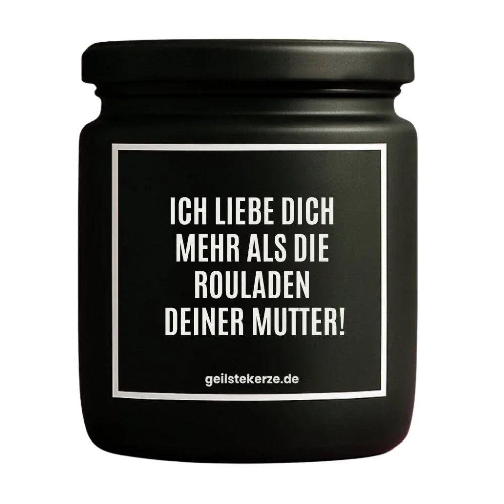 Duftkerze mit Spruch von geilstekerze ist der neue Geschenketrend. Diese witzige Kerze Vegane Bio-Kerze mit Spruch – ICH LIEBE DICH MEHR ALS DIE ROULADEN DEINER MUTTER! brennt mega lange sagenhafte 80 Stunde, hochwertige ätherische Öle schaffen beste Duftverteilung. Mit 1400 lustigen Sprüchen perfekt zum Verschenken. Handgemacht in Deutschland von geilstekerze.shop -Die beste Duftkerze die du kaufen kannst.