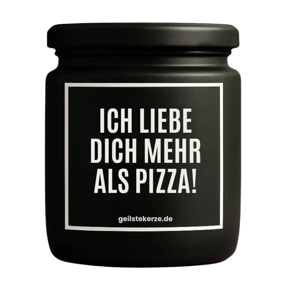 Duftkerze mit Spruch von geilstekerze ist der neue Geschenketrend. Diese witzige Kerze Vegane Bio-Kerze mit Spruch – ICH LIEBE DICH MEHR ALS PIZZA! brennt mega lange sagenhafte 80 Stunde, hochwertige ätherische Öle schaffen beste Duftverteilung. Mit 1400 lustigen Sprüchen perfekt zum Verschenken. Handgemacht in Deutschland von geilstekerze.shop -Die beste Duftkerze die du kaufen kannst.