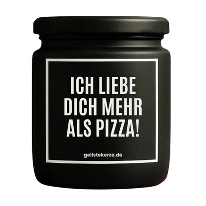 Duftkerze mit Spruch von geilstekerze ist der neue Geschenketrend. Diese witzige Kerze Vegane Bio-Kerze mit Spruch – ICH LIEBE DICH MEHR ALS PIZZA! brennt mega lange sagenhafte 80 Stunde, hochwertige ätherische Öle schaffen beste Duftverteilung. Mit 1400 lustigen Sprüchen perfekt zum Verschenken. Handgemacht in Deutschland von geilstekerze.shop -Die beste Duftkerze die du kaufen kannst.