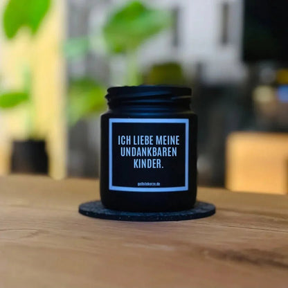 Duftkerze mit Spruch von geilstekerze ist der neue Geschenketrend. Diese witzige Kerze Vegane Bio-Kerze mit Spruch – ICH LIEBE MEINE UNDANKBAREN KINDER brennt mega lange sagenhafte 80 Stunde, hochwertige ätherische Öle schaffen beste Duftverteilung. Mit 1400 lustigen Sprüchen perfekt zum Verschenken. Handgemacht in Deutschland von geilstekerze.shop -Die beste Duftkerze die du kaufen kannst.