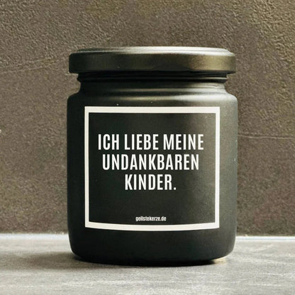 Duftkerze mit Spruch von geilstekerze ist der neue Geschenketrend. Diese witzige Kerze Vegane Bio-Kerze mit Spruch – ICH LIEBE MEINE UNDANKBAREN KINDER brennt mega lange sagenhafte 80 Stunde, hochwertige ätherische Öle schaffen beste Duftverteilung. Mit 1400 lustigen Sprüchen perfekt zum Verschenken. Handgemacht in Deutschland von geilstekerze.shop -Die beste Duftkerze die du kaufen kannst.