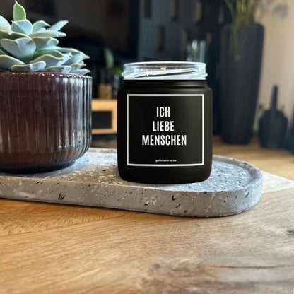 Duftkerze mit Spruch von geilstekerze ist der neue Geschenketrend. Diese witzige Kerze Vegane Bio-Kerze mit Spruch – ICH LIEBE MENSCHEN brennt mega lange sagenhafte 80 Stunde, hochwertige ätherische Öle schaffen beste Duftverteilung. Mit 1400 lustigen Sprüchen perfekt zum Verschenken. Handgemacht in Deutschland von geilstekerze.shop -Die beste Duftkerze die du kaufen kannst.
