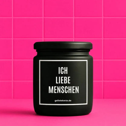 Duftkerze mit Spruch von geilstekerze ist der neue Geschenketrend. Diese witzige Kerze Vegane Bio-Kerze mit Spruch – ICH LIEBE MENSCHEN brennt mega lange sagenhafte 80 Stunde, hochwertige ätherische Öle schaffen beste Duftverteilung. Mit 1400 lustigen Sprüchen perfekt zum Verschenken. Handgemacht in Deutschland von geilstekerze.shop -Die beste Duftkerze die du kaufen kannst.