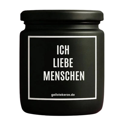 Duftkerze mit Spruch von geilstekerze ist der neue Geschenketrend. Diese witzige Kerze Vegane Bio-Kerze mit Spruch – ICH LIEBE MENSCHEN brennt mega lange sagenhafte 80 Stunde, hochwertige ätherische Öle schaffen beste Duftverteilung. Mit 1400 lustigen Sprüchen perfekt zum Verschenken. Handgemacht in Deutschland von geilstekerze.shop -Die beste Duftkerze die du kaufen kannst.