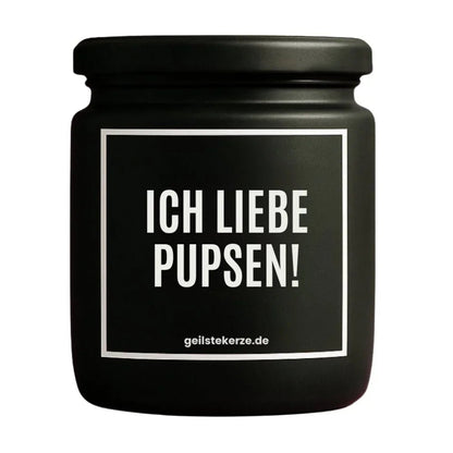 Duftkerze mit Spruch von geilstekerze ist der neue Geschenketrend. Diese witzige Kerze Vegane Bio-Kerze mit Spruch – ICH LIEBE PUPSEN! brennt mega lange sagenhafte 80 Stunde, hochwertige ätherische Öle schaffen beste Duftverteilung. Mit 1400 lustigen Sprüchen perfekt zum Verschenken. Handgemacht in Deutschland von geilstekerze.shop -Die beste Duftkerze die du kaufen kannst.