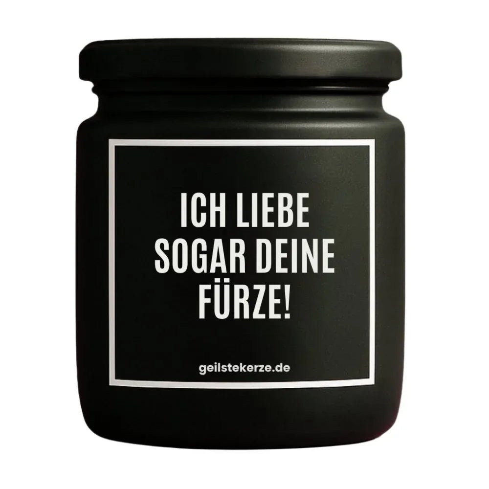 Duftkerze mit Spruch von geilstekerze ist der neue Geschenketrend. Diese witzige Kerze Vegane Bio-Kerze mit Spruch – ICH LIEBE SOGAR DEINE FÜRZE! brennt mega lange sagenhafte 80 Stunde, hochwertige ätherische Öle schaffen beste Duftverteilung. Mit 1400 lustigen Sprüchen perfekt zum Verschenken. Handgemacht in Deutschland von geilstekerze.shop -Die beste Duftkerze die du kaufen kannst.