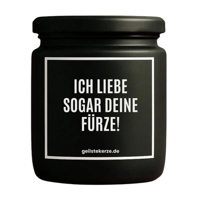 Duftkerze mit Spruch von geilstekerze ist der neue Geschenketrend. Diese witzige Kerze Vegane Bio-Kerze mit Spruch – ICH LIEBE SOGAR DEINE FÜRZE! brennt mega lange sagenhafte 80 Stunde, hochwertige ätherische Öle schaffen beste Duftverteilung. Mit 1400 lustigen Sprüchen perfekt zum Verschenken. Handgemacht in Deutschland von geilstekerze.shop -Die beste Duftkerze die du kaufen kannst.