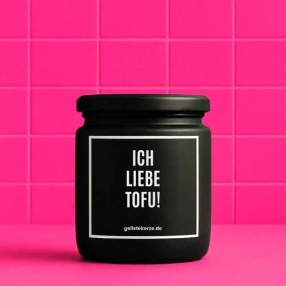 Duftkerze mit Spruch von geilstekerze ist der neue Geschenketrend. Diese witzige Kerze Vegane Bio-Kerze mit Spruch – ICH LIEBE TOFU! brennt mega lange sagenhafte 80 Stunde, hochwertige ätherische Öle schaffen beste Duftverteilung. Mit 1400 lustigen Sprüchen perfekt zum Verschenken. Handgemacht in Deutschland von geilstekerze.shop -Die beste Duftkerze die du kaufen kannst.