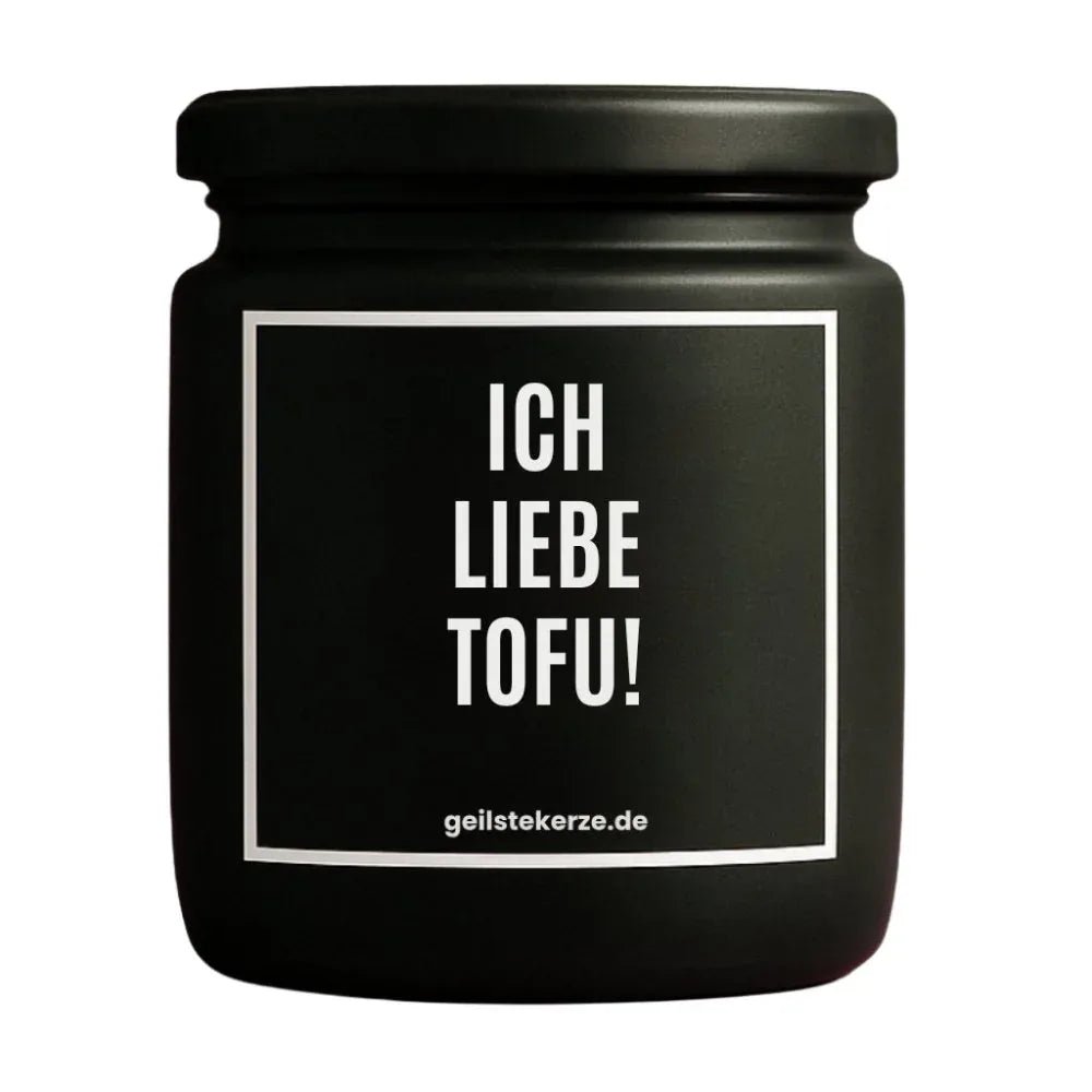 Duftkerze mit Spruch von geilstekerze ist der neue Geschenketrend. Diese witzige Kerze Vegane Bio-Kerze mit Spruch – ICH LIEBE TOFU! brennt mega lange sagenhafte 80 Stunde, hochwertige ätherische Öle schaffen beste Duftverteilung. Mit 1400 lustigen Sprüchen perfekt zum Verschenken. Handgemacht in Deutschland von geilstekerze.shop -Die beste Duftkerze die du kaufen kannst.