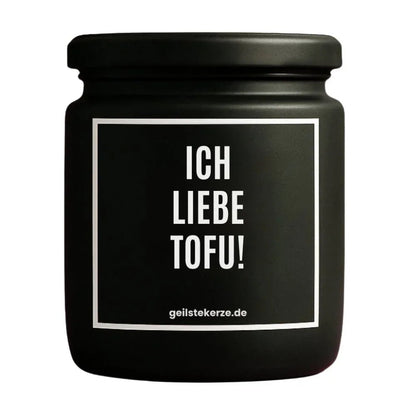 Duftkerze mit Spruch von geilstekerze ist der neue Geschenketrend. Diese witzige Kerze Vegane Bio-Kerze mit Spruch – ICH LIEBE TOFU! brennt mega lange sagenhafte 80 Stunde, hochwertige ätherische Öle schaffen beste Duftverteilung. Mit 1400 lustigen Sprüchen perfekt zum Verschenken. Handgemacht in Deutschland von geilstekerze.shop -Die beste Duftkerze die du kaufen kannst.