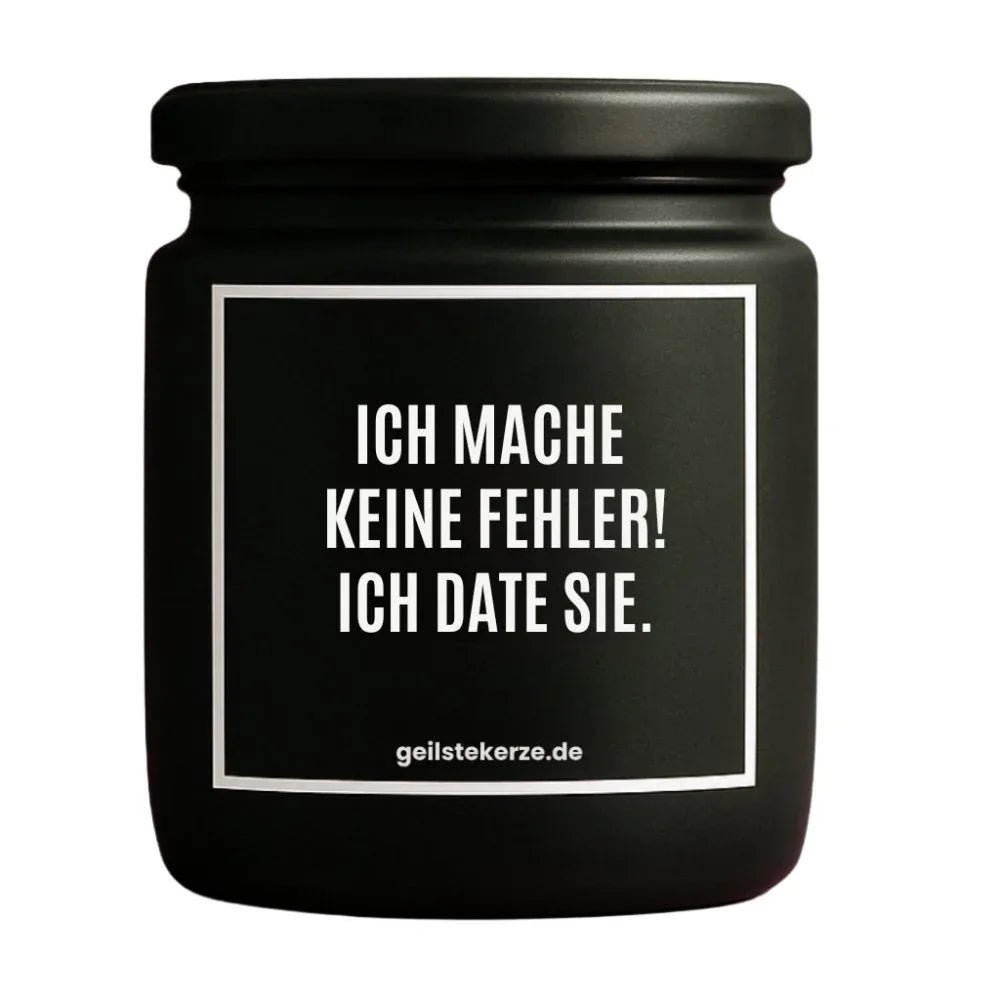 Duftkerze mit Spruch von geilstekerze ist der neue Geschenketrend. Diese witzige Kerze Vegane Bio-Kerze mit Spruch – ICH MACHE KEINE FEHLER! ICH DATE SIE. brennt mega lange sagenhafte 80 Stunde, hochwertige ätherische Öle schaffen beste Duftverteilung. Mit 1400 lustigen Sprüchen perfekt zum Verschenken. Handgemacht in Deutschland von geilstekerze.shop -Die beste Duftkerze die du kaufen kannst.