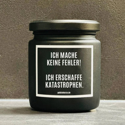 Duftkerze mit Spruch von geilstekerze ist der neue Geschenketrend. Diese witzige Kerze Vegane Bio-Kerze mit Spruch – ICH MACHE KEINE FEHLER! ICH ERSCHAFFE KATASTROPHEN brennt mega lange sagenhafte 80 Stunde, hochwertige ätherische Öle schaffen beste Duftverteilung. Mit 1400 lustigen Sprüchen perfekt zum Verschenken. Handgemacht in Deutschland von geilstekerze.shop -Die beste Duftkerze die du kaufen kannst.