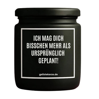 Duftkerze mit Spruch von geilstekerze ist der neue Geschenketrend. Diese witzige Kerze Vegane Bio-Kerze mit Spruch – ICH MAG DICH BISSCHEN MEHR ALS URSPRÜNGLICH GEPLANT! brennt mega lange sagenhafte 80 Stunde, hochwertige ätherische Öle schaffen beste Duftverteilung. Mit 1400 lustigen Sprüchen perfekt zum Verschenken. Handgemacht in Deutschland von geilstekerze.shop -Die beste Duftkerze die du kaufen kannst.