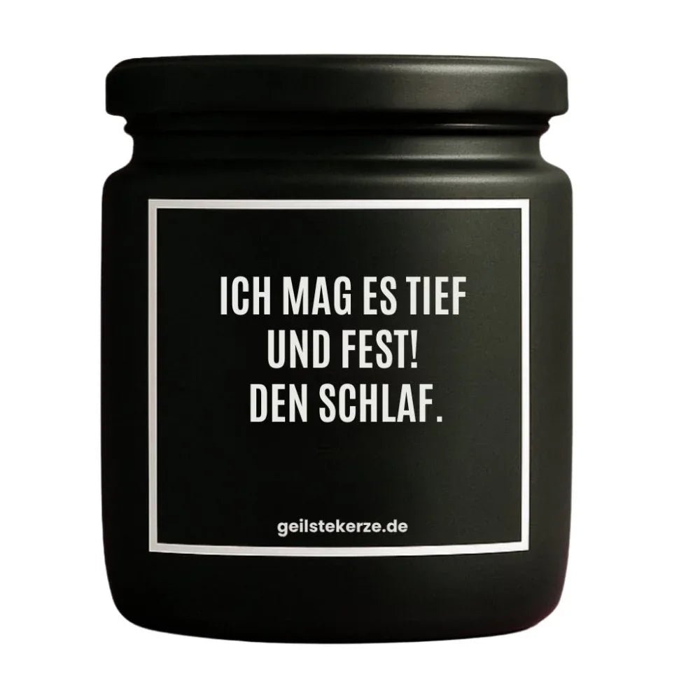 Duftkerze mit Spruch von geilstekerze ist der neue Geschenketrend. Diese witzige Kerze Vegane Bio-Kerze mit Spruch – ICH MAG ES TIEF UND FEST! DEN SCHLAF. brennt mega lange sagenhafte 80 Stunde, hochwertige ätherische Öle schaffen beste Duftverteilung. Mit 1400 lustigen Sprüchen perfekt zum Verschenken. Handgemacht in Deutschland von geilstekerze.shop -Die beste Duftkerze die du kaufen kannst.