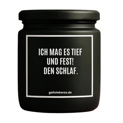 Duftkerze mit Spruch von geilstekerze ist der neue Geschenketrend. Diese witzige Kerze Vegane Bio-Kerze mit Spruch – ICH MAG ES TIEF UND FEST! DEN SCHLAF. brennt mega lange sagenhafte 80 Stunde, hochwertige ätherische Öle schaffen beste Duftverteilung. Mit 1400 lustigen Sprüchen perfekt zum Verschenken. Handgemacht in Deutschland von geilstekerze.shop -Die beste Duftkerze die du kaufen kannst.