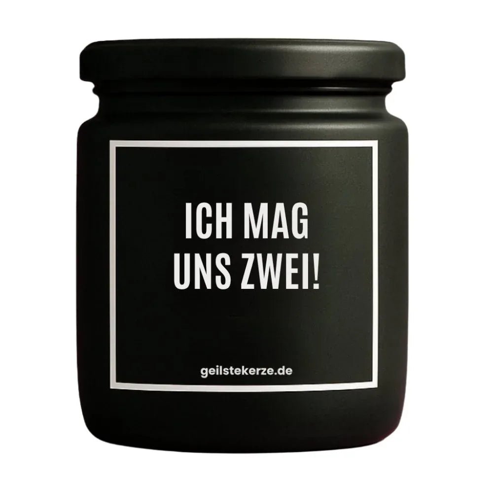 Duftkerze mit Spruch von geilstekerze ist der neue Geschenketrend. Diese witzige Kerze Vegane Bio-Kerze mit Spruch – ICH MAG UNS ZWEI! brennt mega lange sagenhafte 80 Stunde, hochwertige ätherische Öle schaffen beste Duftverteilung. Mit 1400 lustigen Sprüchen perfekt zum Verschenken. Handgemacht in Deutschland von geilstekerze.shop -Die beste Duftkerze die du kaufen kannst.