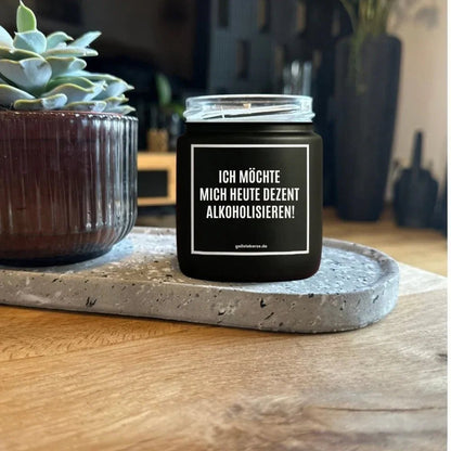 Duftkerze mit Spruch von geilstekerze ist der neue Geschenketrend. Diese witzige Kerze Vegane Bio-Kerze mit Spruch – ICH MÖCHTE MICH HEUTE DEZENT ALKOHOLISIEREN! brennt mega lange sagenhafte 80 Stunde, hochwertige ätherische Öle schaffen beste Duftverteilung. Mit 1400 lustigen Sprüchen perfekt zum Verschenken. Handgemacht in Deutschland von geilstekerze.shop -Die beste Duftkerze die du kaufen kannst.