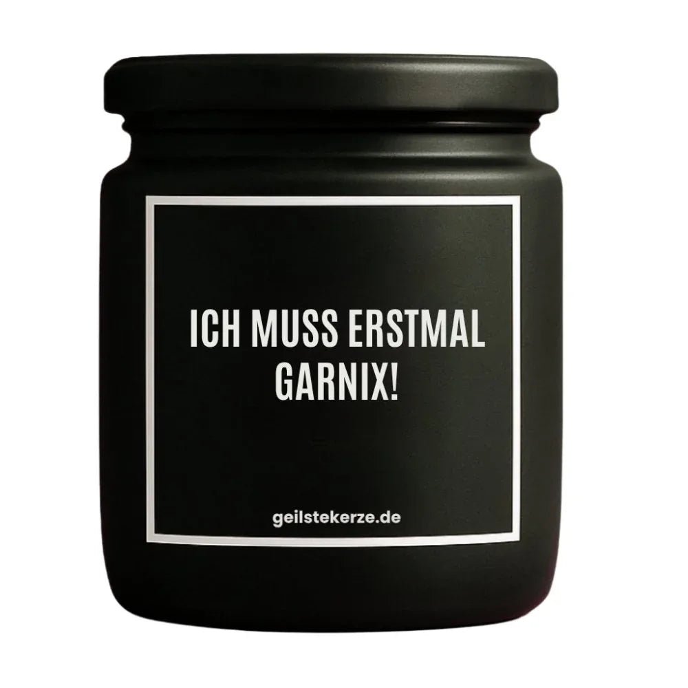 Duftkerze mit Spruch von geilstekerze ist der neue Geschenketrend. Diese witzige Kerze Vegane Bio-Kerze mit Spruch – ICH MUSS ERSTMAL GARNIX! brennt mega lange sagenhafte 80 Stunde, hochwertige ätherische Öle schaffen beste Duftverteilung. Mit 1400 lustigen Sprüchen perfekt zum Verschenken. Handgemacht in Deutschland von geilstekerze.shop -Die beste Duftkerze die du kaufen kannst.