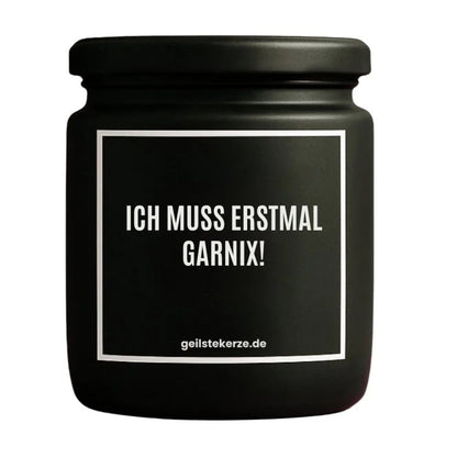 Duftkerze mit Spruch von geilstekerze ist der neue Geschenketrend. Diese witzige Kerze Vegane Bio-Kerze mit Spruch – ICH MUSS ERSTMAL GARNIX! brennt mega lange sagenhafte 80 Stunde, hochwertige ätherische Öle schaffen beste Duftverteilung. Mit 1400 lustigen Sprüchen perfekt zum Verschenken. Handgemacht in Deutschland von geilstekerze.shop -Die beste Duftkerze die du kaufen kannst.