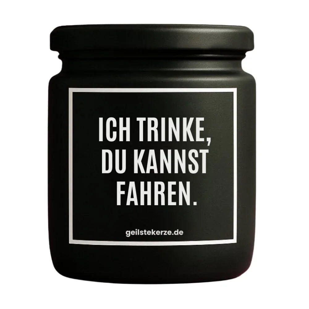 Duftkerze mit Spruch von geilstekerze ist der neue Geschenketrend. Diese witzige Kerze Vegane Bio-Kerze mit Spruch – ICH TRINKE, DU KANNST FAHREN. brennt mega lange sagenhafte 80 Stunde, hochwertige ätherische Öle schaffen beste Duftverteilung. Mit 1400 lustigen Sprüchen perfekt zum Verschenken. Handgemacht in Deutschland von geilstekerze.shop -Die beste Duftkerze die du kaufen kannst.