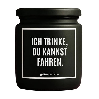 Duftkerze mit Spruch von geilstekerze ist der neue Geschenketrend. Diese witzige Kerze Vegane Bio-Kerze mit Spruch – ICH TRINKE, DU KANNST FAHREN. brennt mega lange sagenhafte 80 Stunde, hochwertige ätherische Öle schaffen beste Duftverteilung. Mit 1400 lustigen Sprüchen perfekt zum Verschenken. Handgemacht in Deutschland von geilstekerze.shop -Die beste Duftkerze die du kaufen kannst.