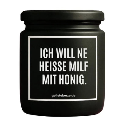 Duftkerze mit Spruch von geilstekerze ist der neue Geschenketrend. Diese witzige Kerze Vegane Bio-Kerze mit Spruch – ICH WILL NE HEISSE MILF MIT HONIG. brennt mega lange sagenhafte 80 Stunde, hochwertige ätherische Öle schaffen beste Duftverteilung. Mit 1400 lustigen Sprüchen perfekt zum Verschenken. Handgemacht in Deutschland von geilstekerze.shop -Die beste Duftkerze die du kaufen kannst.