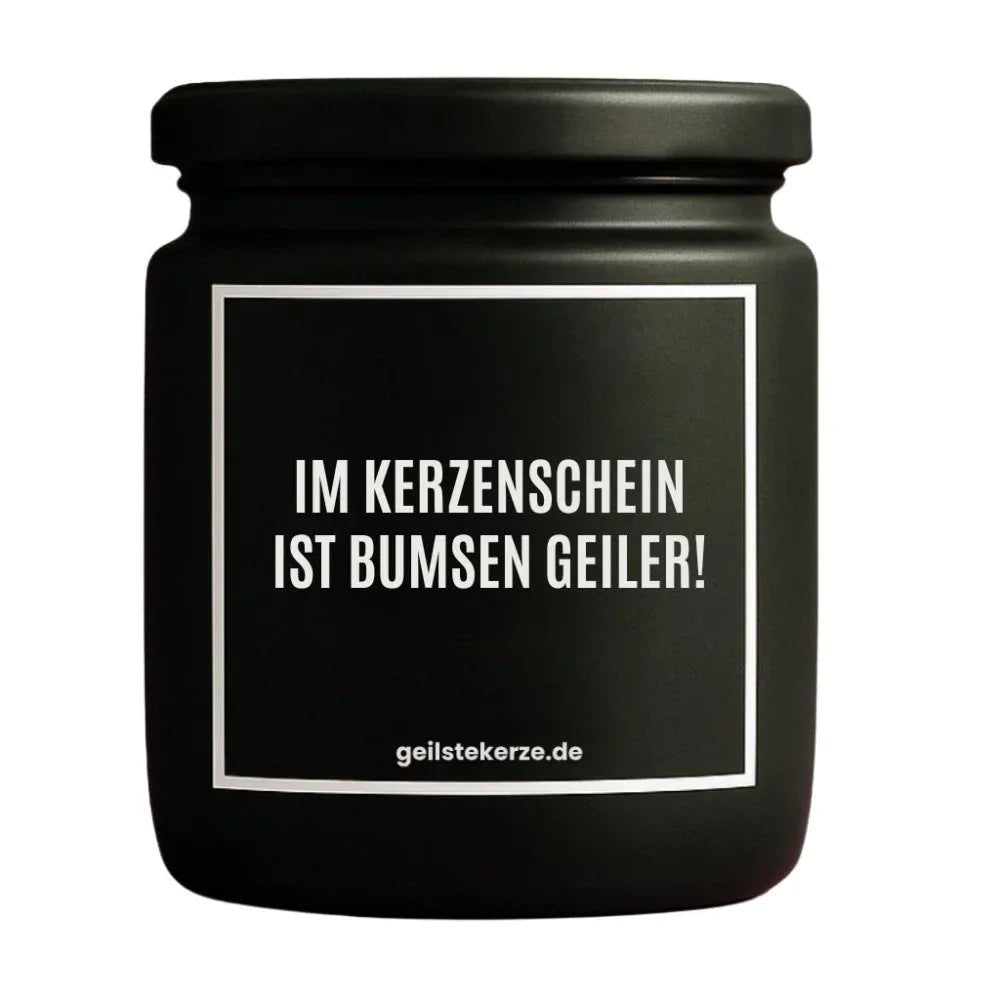 Duftkerze mit Spruch von geilstekerze ist der neue Geschenketrend. Diese witzige Kerze Vegane Bio-Kerze mit Spruch – IM KERZENSCHEIN IST BUMSEN GEILER! brennt mega lange sagenhafte 80 Stunde, hochwertige ätherische Öle schaffen beste Duftverteilung. Mit 1400 lustigen Sprüchen perfekt zum Verschenken. Handgemacht in Deutschland von geilstekerze.shop -Die beste Duftkerze die du kaufen kannst.
