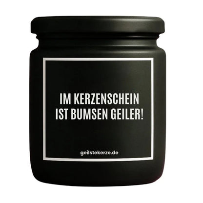 Duftkerze mit Spruch von geilstekerze ist der neue Geschenketrend. Diese witzige Kerze Vegane Bio-Kerze mit Spruch – IM KERZENSCHEIN IST BUMSEN GEILER! brennt mega lange sagenhafte 80 Stunde, hochwertige ätherische Öle schaffen beste Duftverteilung. Mit 1400 lustigen Sprüchen perfekt zum Verschenken. Handgemacht in Deutschland von geilstekerze.shop -Die beste Duftkerze die du kaufen kannst.