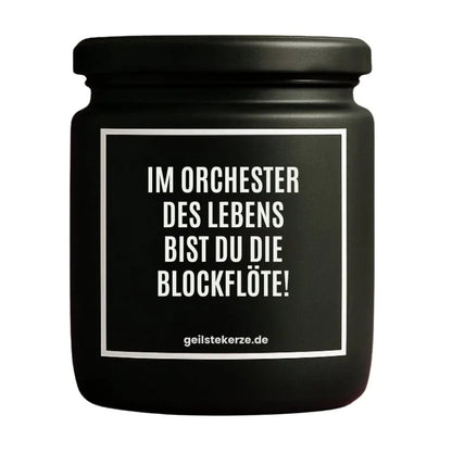 Duftkerze mit Spruch von geilstekerze ist der neue Geschenketrend. Diese witzige Kerze Vegane Bio-Kerze mit Spruch – IM ORCHESTER DES LEBENS BIST DU DIE BLOCKFLÖTE! brennt mega lange sagenhafte 80 Stunde, hochwertige ätherische Öle schaffen beste Duftverteilung. Mit 1400 lustigen Sprüchen perfekt zum Verschenken. Handgemacht in Deutschland von geilstekerze.shop -Die beste Duftkerze die du kaufen kannst.