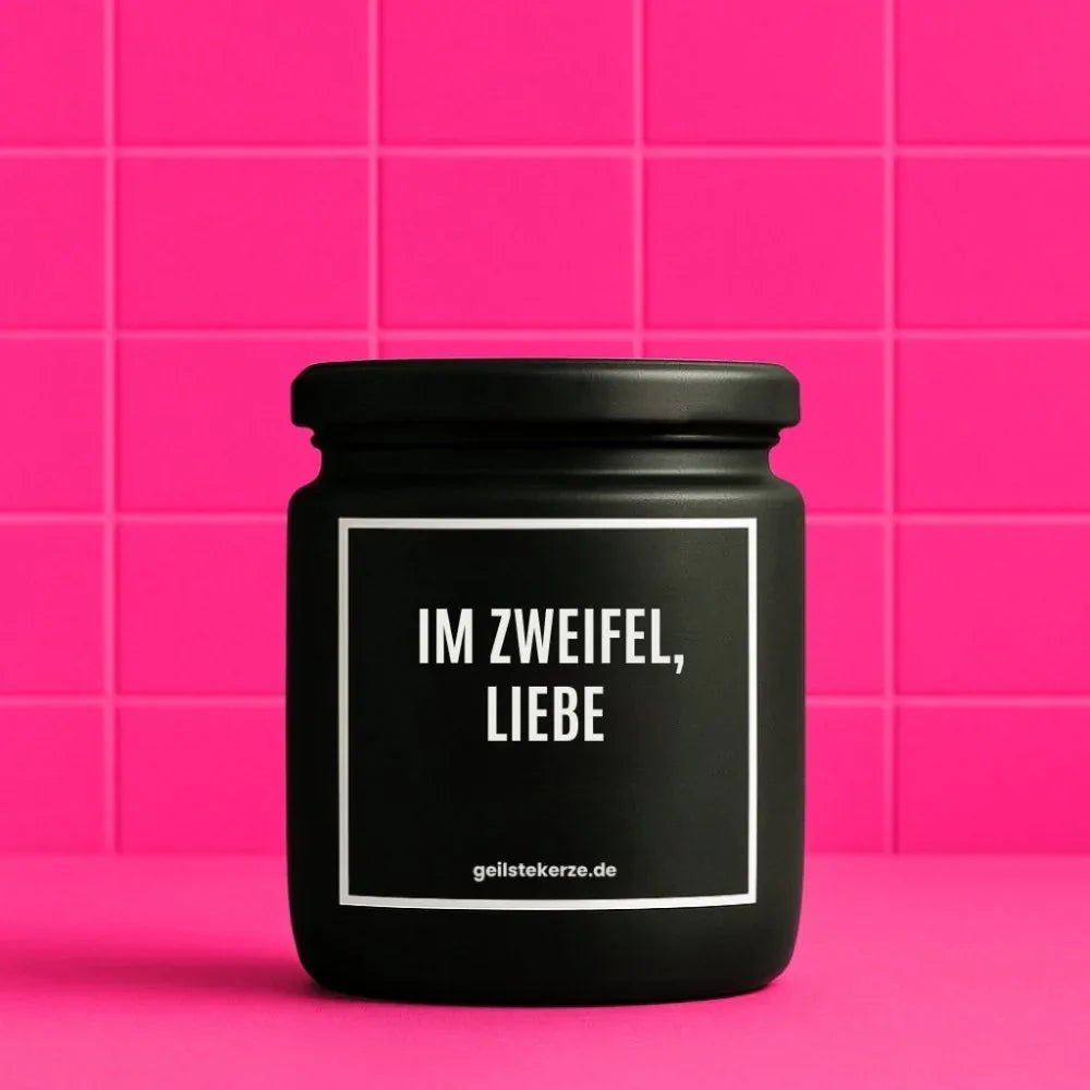 Duftkerze mit Spruch von geilstekerze ist der neue Geschenketrend. Diese witzige Kerze Vegane Bio-Kerze mit Spruch – IM ZWEIFEL, LIEBE brennt mega lange sagenhafte 80 Stunde, hochwertige ätherische Öle schaffen beste Duftverteilung. Mit 1400 lustigen Sprüchen perfekt zum Verschenken. Handgemacht in Deutschland von geilstekerze.shop -Die beste Duftkerze die du kaufen kannst.