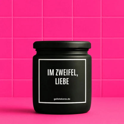 Duftkerze mit Spruch von geilstekerze ist der neue Geschenketrend. Diese witzige Kerze Vegane Bio-Kerze mit Spruch – IM ZWEIFEL, LIEBE brennt mega lange sagenhafte 80 Stunde, hochwertige ätherische Öle schaffen beste Duftverteilung. Mit 1400 lustigen Sprüchen perfekt zum Verschenken. Handgemacht in Deutschland von geilstekerze.shop -Die beste Duftkerze die du kaufen kannst.