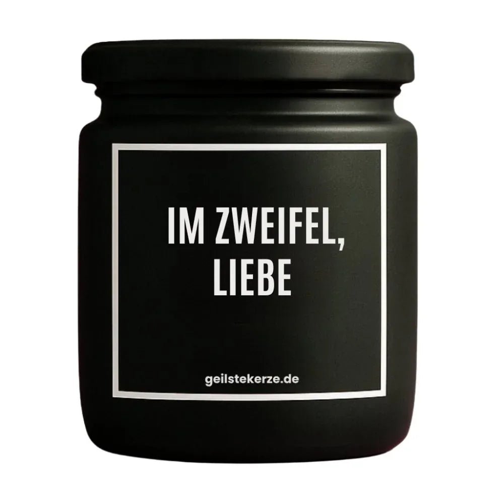 Duftkerze mit Spruch von geilstekerze ist der neue Geschenketrend. Diese witzige Kerze Vegane Bio-Kerze mit Spruch – IM ZWEIFEL, LIEBE brennt mega lange sagenhafte 80 Stunde, hochwertige ätherische Öle schaffen beste Duftverteilung. Mit 1400 lustigen Sprüchen perfekt zum Verschenken. Handgemacht in Deutschland von geilstekerze.shop -Die beste Duftkerze die du kaufen kannst.