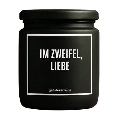 Duftkerze mit Spruch von geilstekerze ist der neue Geschenketrend. Diese witzige Kerze Vegane Bio-Kerze mit Spruch – IM ZWEIFEL, LIEBE brennt mega lange sagenhafte 80 Stunde, hochwertige ätherische Öle schaffen beste Duftverteilung. Mit 1400 lustigen Sprüchen perfekt zum Verschenken. Handgemacht in Deutschland von geilstekerze.shop -Die beste Duftkerze die du kaufen kannst.
