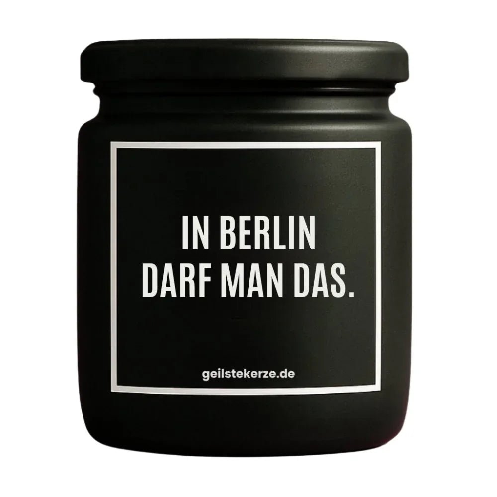 Duftkerze mit Spruch von geilstekerze ist der neue Geschenketrend. Diese witzige Kerze Vegane Bio-Kerze mit Spruch – IN BERLIN DARF MAN DAS. brennt mega lange sagenhafte 80 Stunde, hochwertige ätherische Öle schaffen beste Duftverteilung. Mit 1400 lustigen Sprüchen perfekt zum Verschenken. Handgemacht in Deutschland von geilstekerze.shop -Die beste Duftkerze die du kaufen kannst.