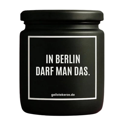 Duftkerze mit Spruch von geilstekerze ist der neue Geschenketrend. Diese witzige Kerze Vegane Bio-Kerze mit Spruch – IN BERLIN DARF MAN DAS. brennt mega lange sagenhafte 80 Stunde, hochwertige ätherische Öle schaffen beste Duftverteilung. Mit 1400 lustigen Sprüchen perfekt zum Verschenken. Handgemacht in Deutschland von geilstekerze.shop -Die beste Duftkerze die du kaufen kannst.