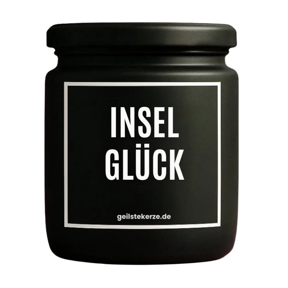 Duftkerze mit Spruch von geilstekerze ist der neue Geschenketrend. Diese witzige Kerze Vegane Bio-Kerze mit Spruch – INSELGLÜCK brennt mega lange sagenhafte 80 Stunde, hochwertige ätherische Öle schaffen beste Duftverteilung. Mit 1400 lustigen Sprüchen perfekt zum Verschenken. Handgemacht in Deutschland von geilstekerze.shop -Die beste Duftkerze die du kaufen kannst.