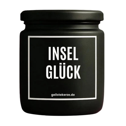 Duftkerze mit Spruch von geilstekerze ist der neue Geschenketrend. Diese witzige Kerze Vegane Bio-Kerze mit Spruch – INSELGLÜCK brennt mega lange sagenhafte 80 Stunde, hochwertige ätherische Öle schaffen beste Duftverteilung. Mit 1400 lustigen Sprüchen perfekt zum Verschenken. Handgemacht in Deutschland von geilstekerze.shop -Die beste Duftkerze die du kaufen kannst.