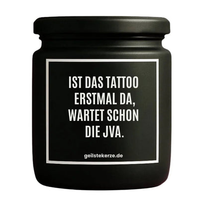 Duftkerze mit Spruch von geilstekerze ist der neue Geschenketrend. Diese witzige Kerze Vegane Bio-Kerze mit Spruch – IST DAS TATTOO ERSTMAL DA, WARTET SCHON DIE JVA. brennt mega lange sagenhafte 80 Stunde, hochwertige ätherische Öle schaffen beste Duftverteilung. Mit 1400 lustigen Sprüchen perfekt zum Verschenken. Handgemacht in Deutschland von geilstekerze.shop -Die beste Duftkerze die du kaufen kannst.