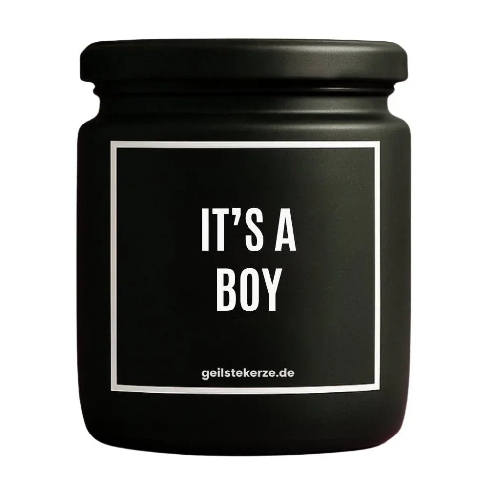 Duftkerze mit Spruch von geilstekerze ist der neue Geschenketrend. Diese witzige Kerze Vegane Bio-Kerze mit Spruch – IT’S A BOY brennt mega lange sagenhafte 80 Stunde, hochwertige ätherische Öle schaffen beste Duftverteilung. Mit 1400 lustigen Sprüchen perfekt zum Verschenken. Handgemacht in Deutschland von geilstekerze.shop -Die beste Duftkerze die du kaufen kannst.