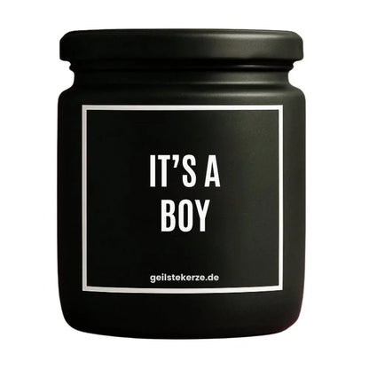 Duftkerze mit Spruch von geilstekerze ist der neue Geschenketrend. Diese witzige Kerze Vegane Bio-Kerze mit Spruch – IT’S A BOY brennt mega lange sagenhafte 80 Stunde, hochwertige ätherische Öle schaffen beste Duftverteilung. Mit 1400 lustigen Sprüchen perfekt zum Verschenken. Handgemacht in Deutschland von geilstekerze.shop -Die beste Duftkerze die du kaufen kannst.