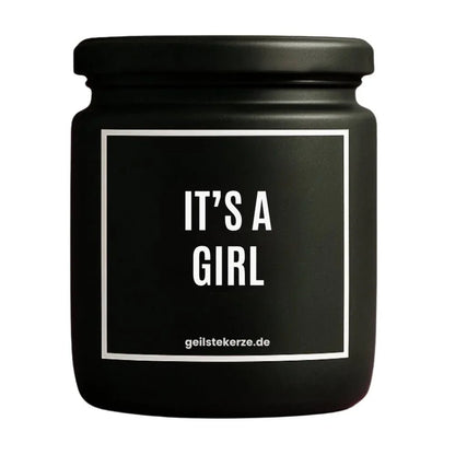 Duftkerze mit Spruch von geilstekerze ist der neue Geschenketrend. Diese witzige Kerze Vegane Bio-Kerze mit Spruch – IT’S A GIRL brennt mega lange sagenhafte 80 Stunde, hochwertige ätherische Öle schaffen beste Duftverteilung. Mit 1400 lustigen Sprüchen perfekt zum Verschenken. Handgemacht in Deutschland von geilstekerze.shop -Die beste Duftkerze die du kaufen kannst.