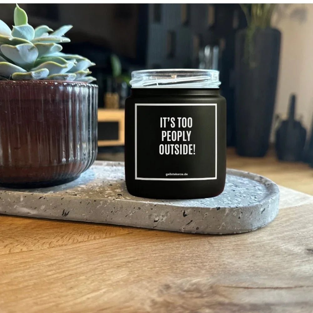 Vegane Bio-Kerze mit Spruch – IT'S TOO PEOPLEY
OUTSIDE!