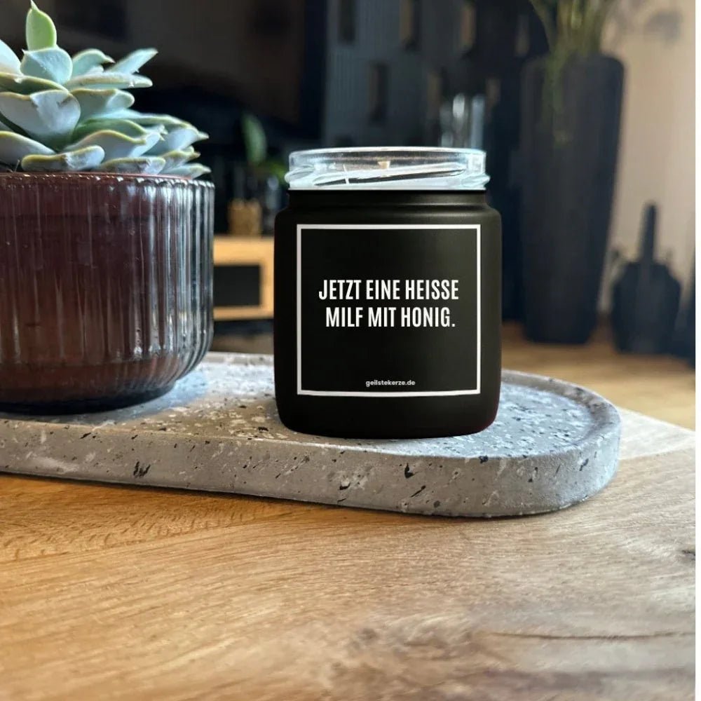 Vegane Bio-Kerze mit Spruch – JETZT EINE HEISSE MILF MIT HONIG