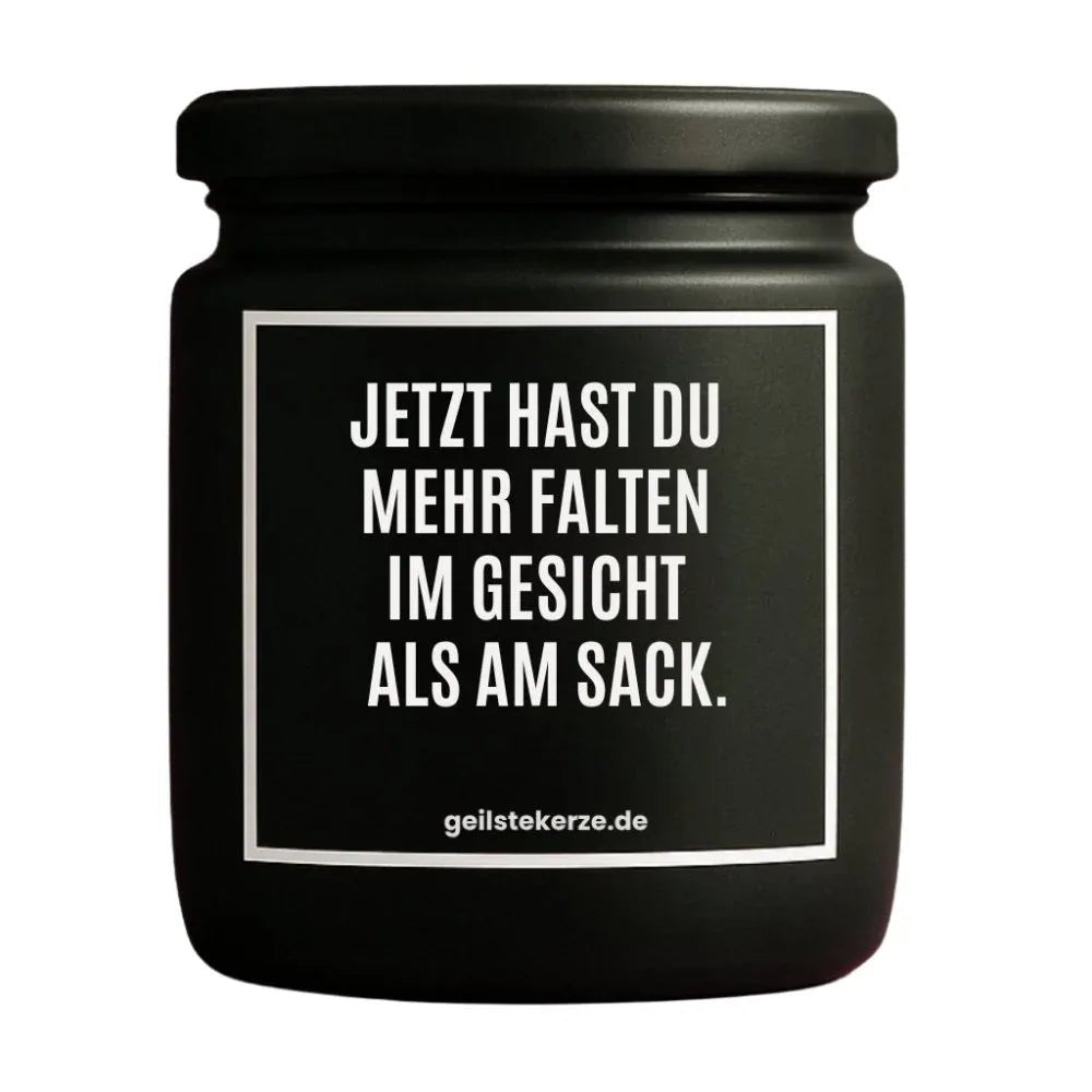 Vegane Bio-Kerze mit Spruch – JETZT HAST DU MEHR FALTEN IM GESICHT ALS AM SACK.