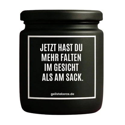 Duftkerze mit Spruch von geilstekerze ist der neue Geschenketrend. Diese witzige Kerze Vegane Bio-Kerze mit Spruch – JETZT HAST DU MEHR FALTEN IM GESICHT ALS AM SACK. brennt mega lange sagenhafte 80 Stunde, hochwertige ätherische Öle schaffen beste Duftverteilung. Mit 1400 lustigen Sprüchen perfekt zum Verschenken. Handgemacht in Deutschland von geilstekerze.shop -Die beste Duftkerze die du kaufen kannst.
