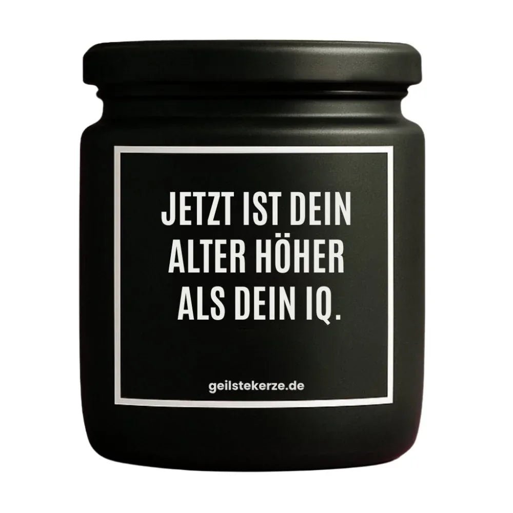 Duftkerze mit Spruch von geilstekerze ist der neue Geschenketrend. Diese witzige Kerze Vegane Bio-Kerze mit Spruch – JETZT IST DEIN ALTER HÖHER ALS DEIN IQ. brennt mega lange sagenhafte 80 Stunde, hochwertige ätherische Öle schaffen beste Duftverteilung. Mit 1400 lustigen Sprüchen perfekt zum Verschenken. Handgemacht in Deutschland von geilstekerze.shop -Die beste Duftkerze die du kaufen kannst.