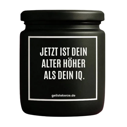 Duftkerze mit Spruch von geilstekerze ist der neue Geschenketrend. Diese witzige Kerze Vegane Bio-Kerze mit Spruch – JETZT IST DEIN ALTER HÖHER ALS DEIN IQ. brennt mega lange sagenhafte 80 Stunde, hochwertige ätherische Öle schaffen beste Duftverteilung. Mit 1400 lustigen Sprüchen perfekt zum Verschenken. Handgemacht in Deutschland von geilstekerze.shop -Die beste Duftkerze die du kaufen kannst.